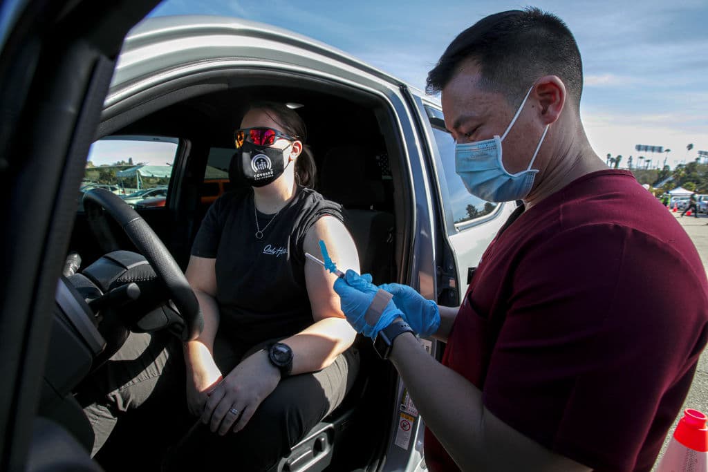 Dónde y cuándo puedes aplicarte la vacuna contra el covid-19 en Los Ángeles, San Bernardino, Orange y Riverside