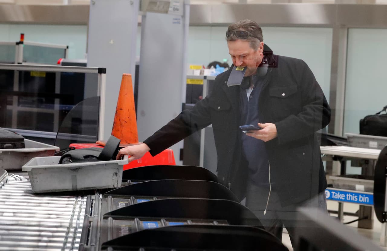 La TSA permitirá que pasajeros mantengan sus zapatos puestos en controles de seguridad de aeropuertos
