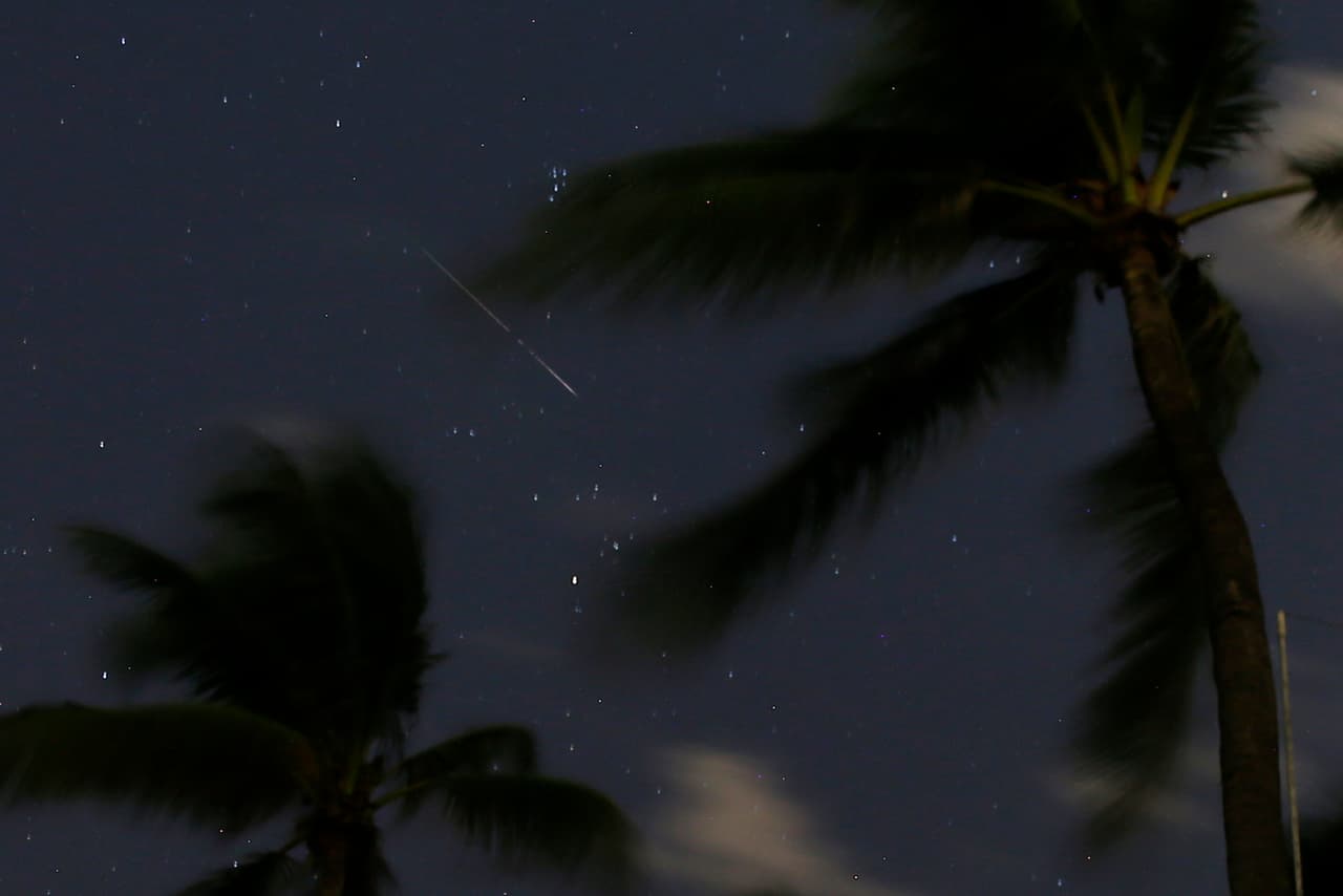 Para disfrutar de este fenómeno no se necesita ningún instrumento y tampoco es necesario protegerse la vista ya que no es dañino para la vista. Una estrella fugaz vista desd Bal Harbor, al sur de Florida. 13 de agosto de 2018.