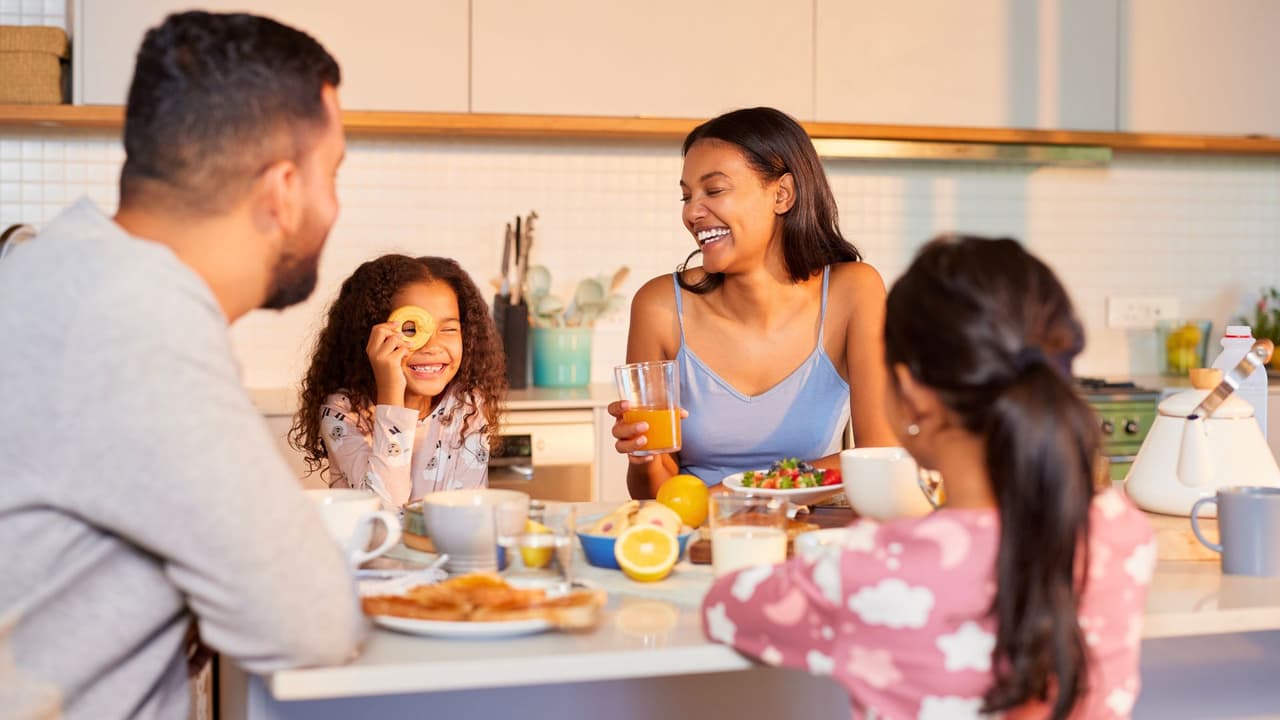<h3 class="cms-H3-H3">☕ Desayuno o brunch casero con amor </h3>
<br>En vez de esperar por una mesa en un restaurante lleno, 
<b>¿por qué no prepararle un desayuno especial en casa?</b> 
<br>Ideas económicas pero deliciosas: 
<br>Pan francés con fruta y miel 
<br>Huevos revueltos con aguacate y tortillas 
<br>Café con canela y leche espumada 
<br>Agua fresca o jugo natural 
<br>Incluye una carta escrita a mano o un dibujo de los niños. 
<b>A veces eso vale más que cualquier reservación.</b>