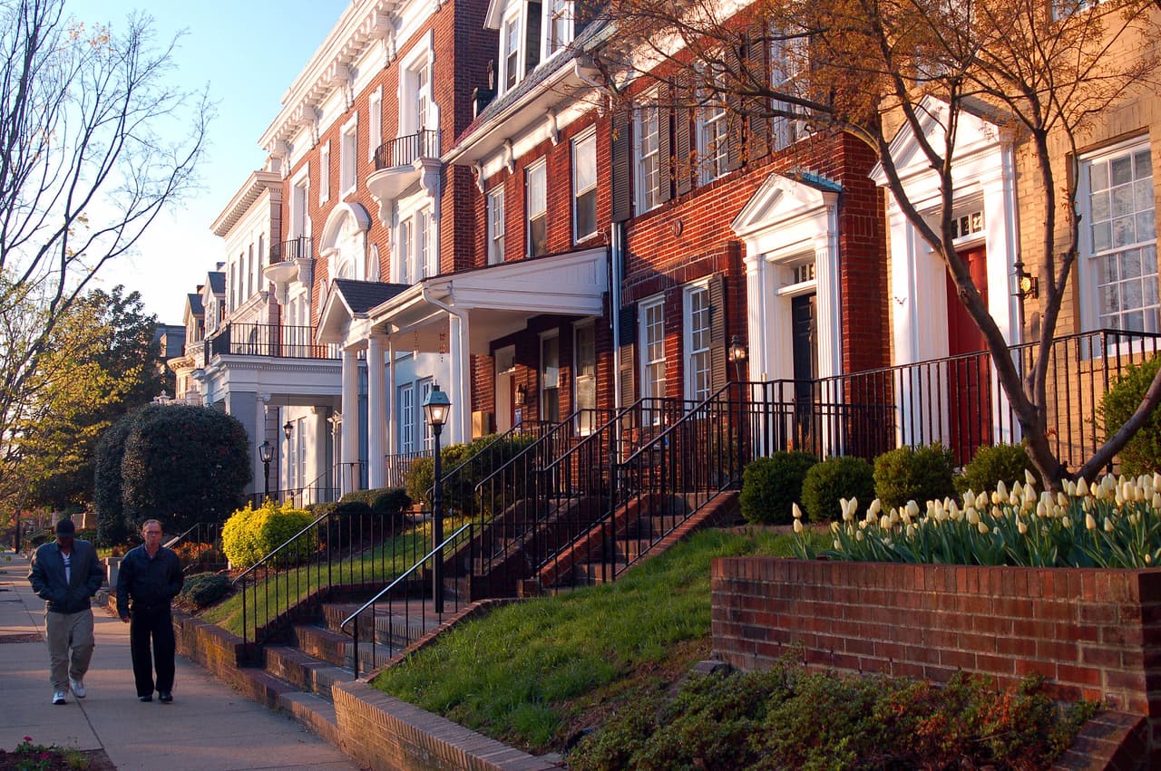 <b>Puesto 15. Richmond (Virginia)</b>
<br>
<br>Promedio de renta: 1,419 dólares.
<br>
<br>Aumento de diciembre de 2020 a diciembre de 2021: +18.2%.
<br>
<br>El portal Realtor.com encontró que las unidades de dos dormitorios experimentaron la primera disminución mensual en más de un año en el mes de diciembre de 2020, cuando bajaron de 2,005 dólares por mes a 2,003 dólares por mes. Sin embargo, el promedio desde el mes de diciembre de 2001 supera el 19% de aumento, unos 320 dólares en total. 
<br>