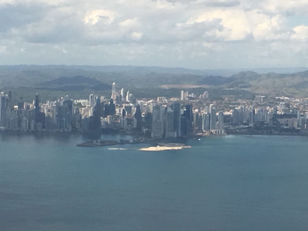 La distintiva forma en vela del hotel puede ser vista desde el avión mientras se aproxima al aeropuerto internacional de Panamá.
<br>