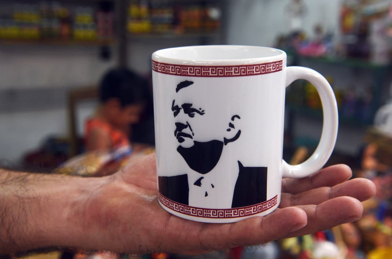 El pasado 27 de junio, durante el cierre de campaña de López Obrador en el Estadio Azteca, en la Ciudad de México, cientos de comerciantes vendían diversos souvenirs, entre los que se encuentra esta taza con la imagen del candidato.