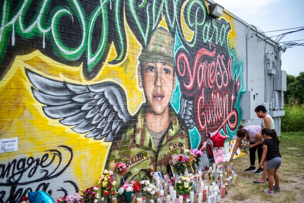 La gente presenta sus respetos en un mural de Vanessa Guillén el 6 de julio de 2020 en Austin, Texas.