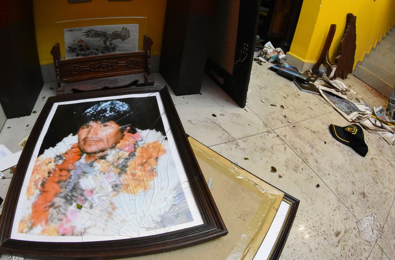 Así vandalizaron la residencia privada de Evo Morales en Cochabamba. Uno de sus retratos fue lanzado al suelo y destrozado. Según versiones de prensa los autores del acto vandálico llevaban la cara tapada. El expresidente ha recibido asilo político de México porque afirma que su vida está en peligro.