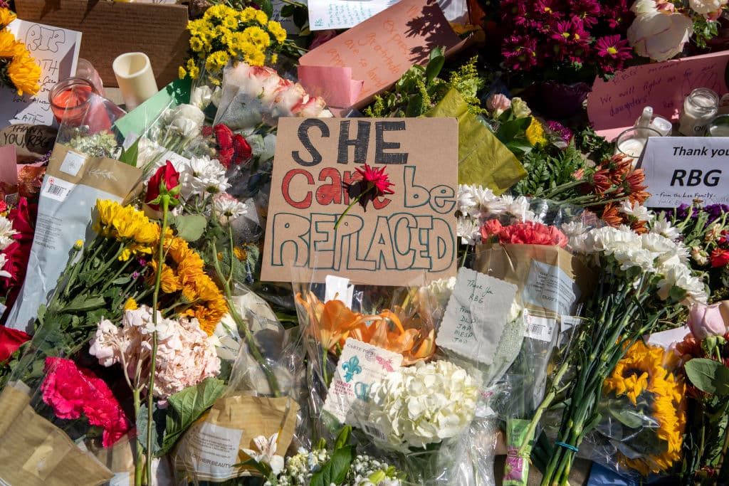 "Ella no puede ser reemplazada", dice este cartel entre cientos de flores, en referencia al anuncio hecho por el presidente Trump de que nominaría a un magistrado para 
<b><a href="https://www.univision.com/noticias/elecciones-en-eeuu-2020/donald-trump-dice-que-nombraran-un-reemplazo-para-ginsburg-en-la-corte-suprema-sin-demora">cubrir su vacante en la Corte Suprema "sin demora" y que sería una mujer</a></b>.