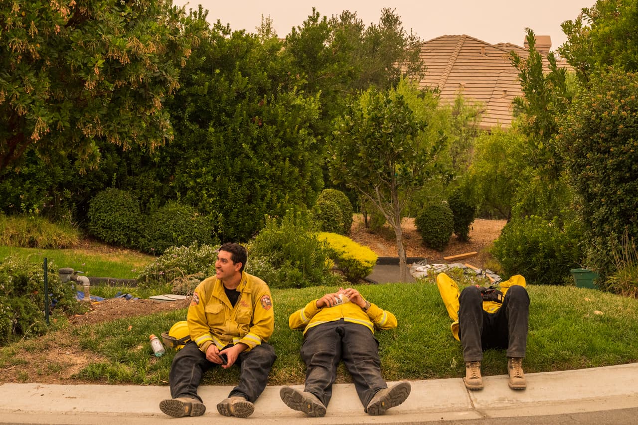 Un equipo de CalFire de Coulterville 
<b>se toma un descanso mientras lucha contra el River Fire</b> cerca de Salinas, California.
<br>