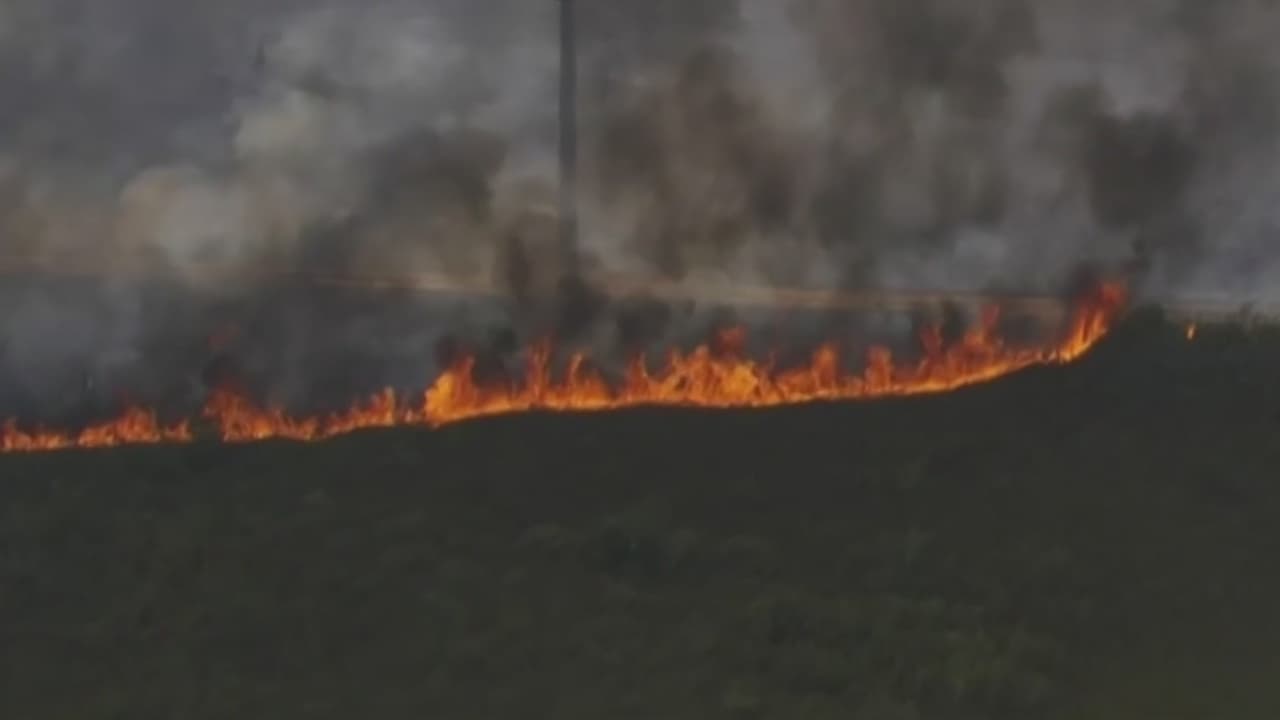 El incendio forestal en Homestead ha consumido más de 22,000 acres mientras que fuertes vientos están propagando el humo, situación que está afectando la calidad del aire. Mecanismos de emergencia controlaron las llamas en un 22% y cerraron la carretera US-1 indefinidamente. Autoridades ambientales hacen un llamado para que personas con problemas respiratorios eviten salir a exteriores.