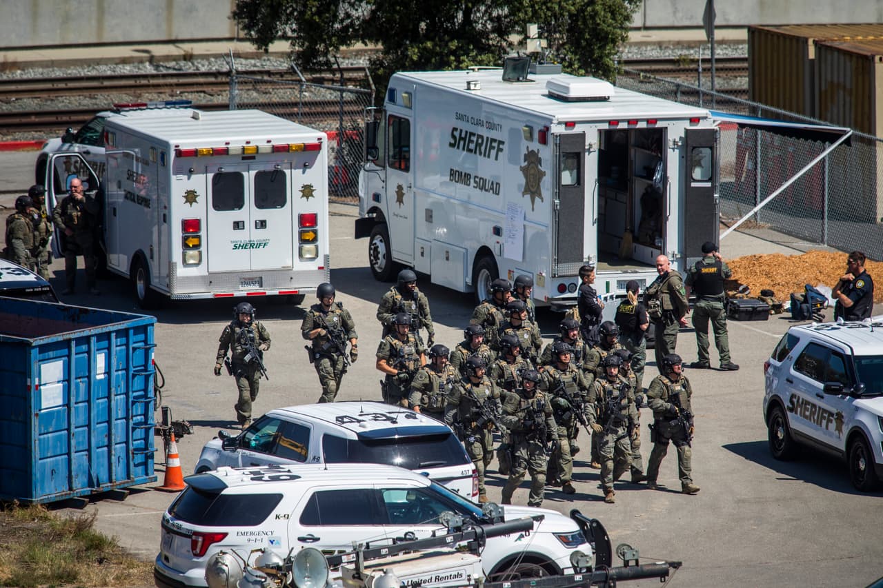 Oficiales del Alguacil del condado de Santa Clara con equipo táctico llegaron hasta el patio de un edificio del VTA donde un hombre perpetró un tiroteo masivo que dejó al menos nueve muertos y múltiples personas heridas.