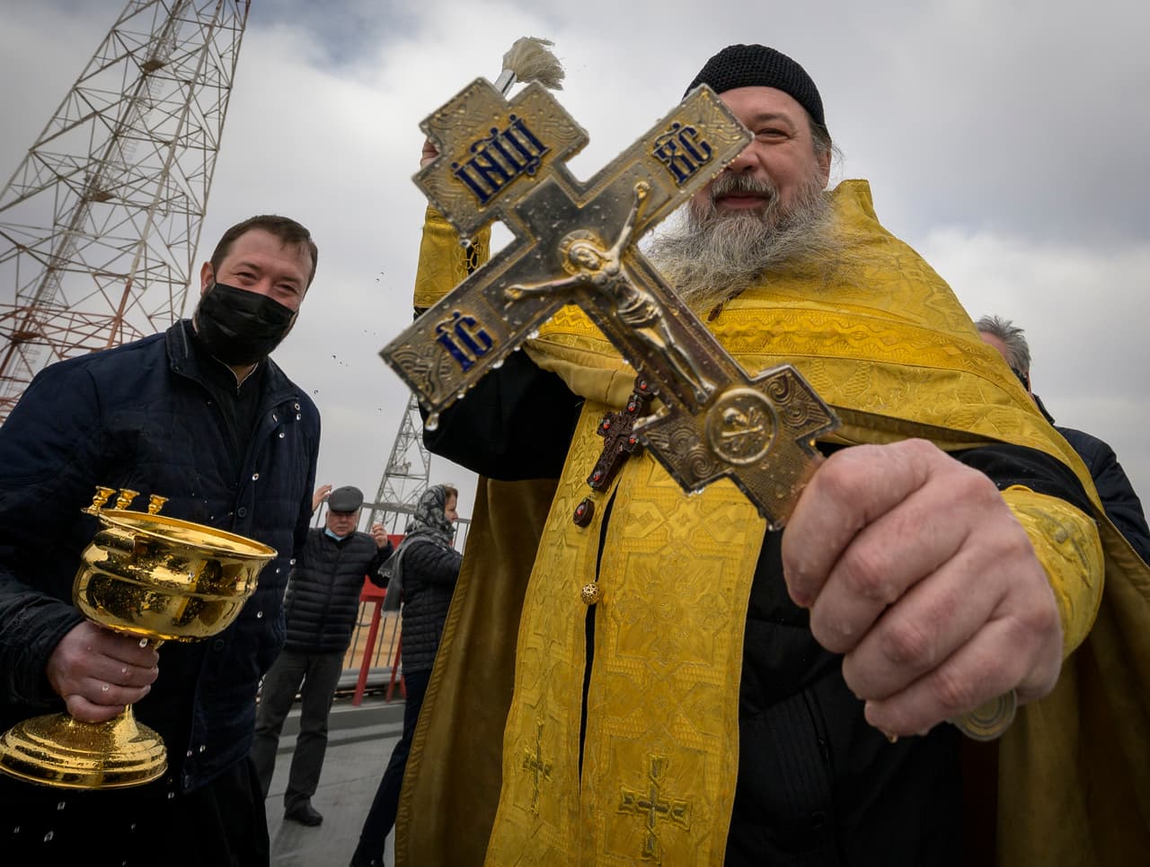 El sacerdote de la iglesia rusa ortodoxa, el padre Sergei, bendijo esta misión rusoestadounidense que conmemora el 60 aniversario del envío del primer hombre al espacio, Yuri Gagarin.