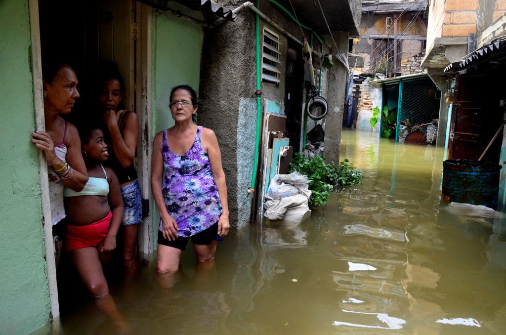 Con vientos de casi 200 millas por hora, el huracán Irma inundó Cuba el 9 de septiembre, dejando a miles de familias en la calle. Desde Matanzas hasta La Habana, olas de hasta nueve metros de altura borraron el emblemático camellón e inundaron las calles.