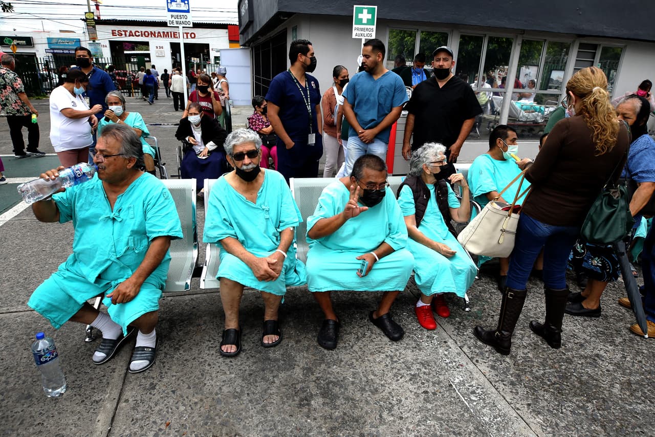 Un grupo de pacientes en tratamiento en un centro médico en Guadalajara, Jalisco, tuvieron que ser evacuados por el sismo.