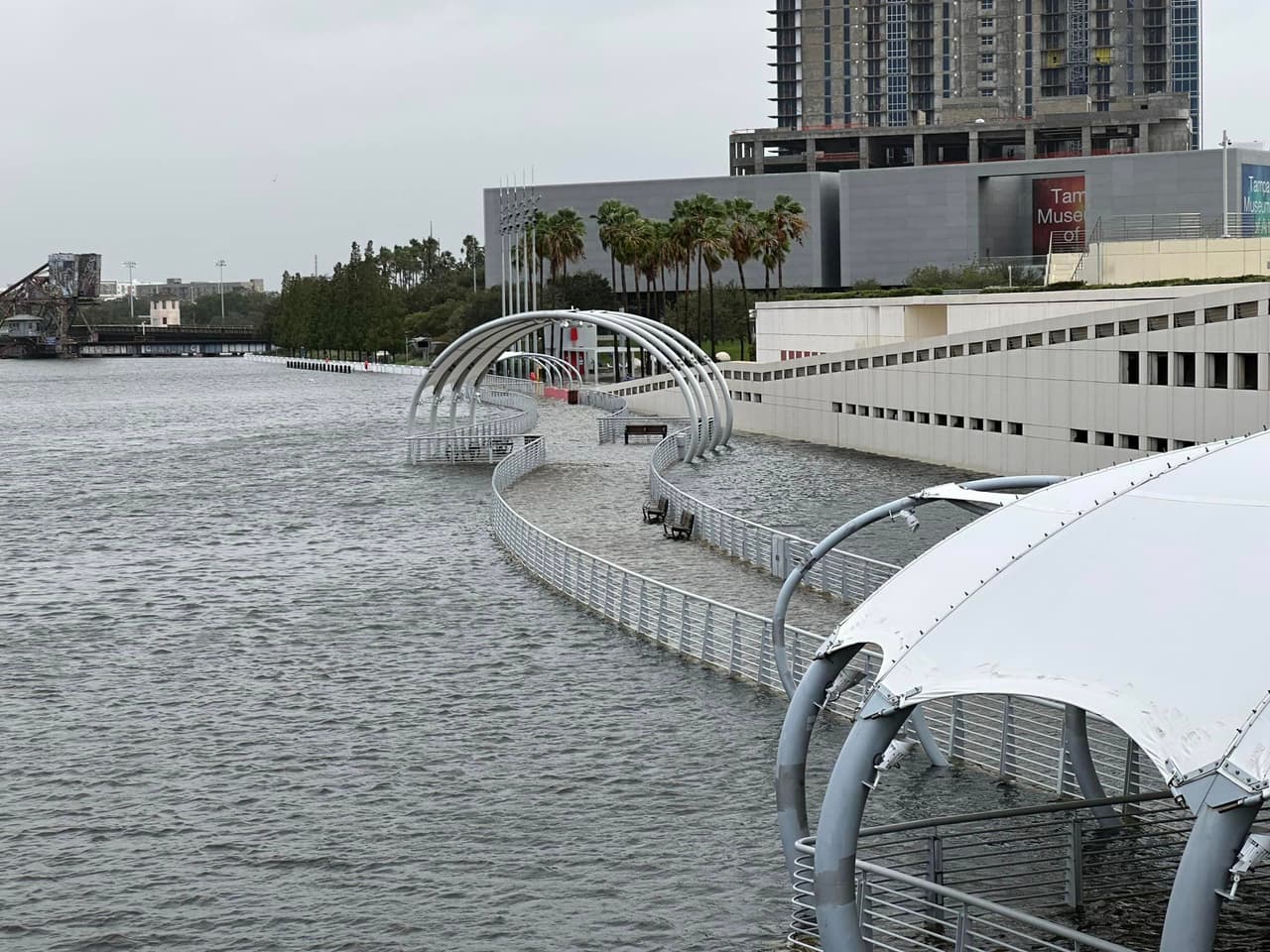Parques públicos también han quedado inundados en Tampa Bay, tras las fuertes lluvias y tormentas.