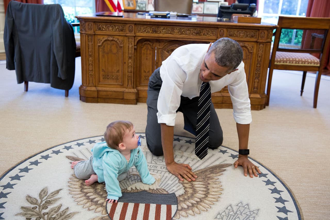 <b>14 de abril. </b>En un receso entre reuniones, el presidente gateó en la Oficina Oval con Vivi, la hija del Director de Comunicaciones, Jen Psaki. Según detalla Souza, Barack Obama suele pedirle a su equipo que lleve a sus hijos de visita a la Casa Blanca.
