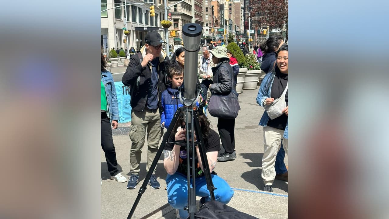 El fenómeno astronómico inicia a las 2:00 de la tarde aproximadamente. En estos 
<a href="https://www.univision.com/local/nueva-york-wxtv/lugares-ciudad-nueva-york-ver-eclipse-solar-abril-2024">cinco lugares en la Ciudad de Nueva York</a> se prepararon eventos especiales para observarlo.
<br>