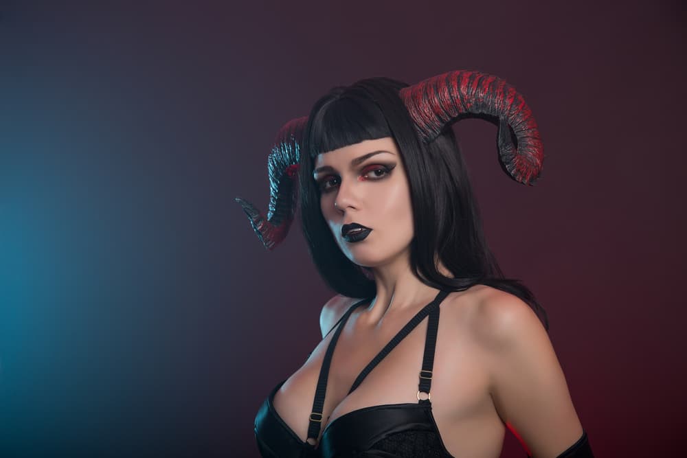 Supuestamente, un súcubo es un demonio de género femenino, que puede aparecerse como una mujer de tremenda belleza y con grandes dotes de seducción, que son capaces de poseer carnalmente a cualquier hombre y drenarle su energía vital.