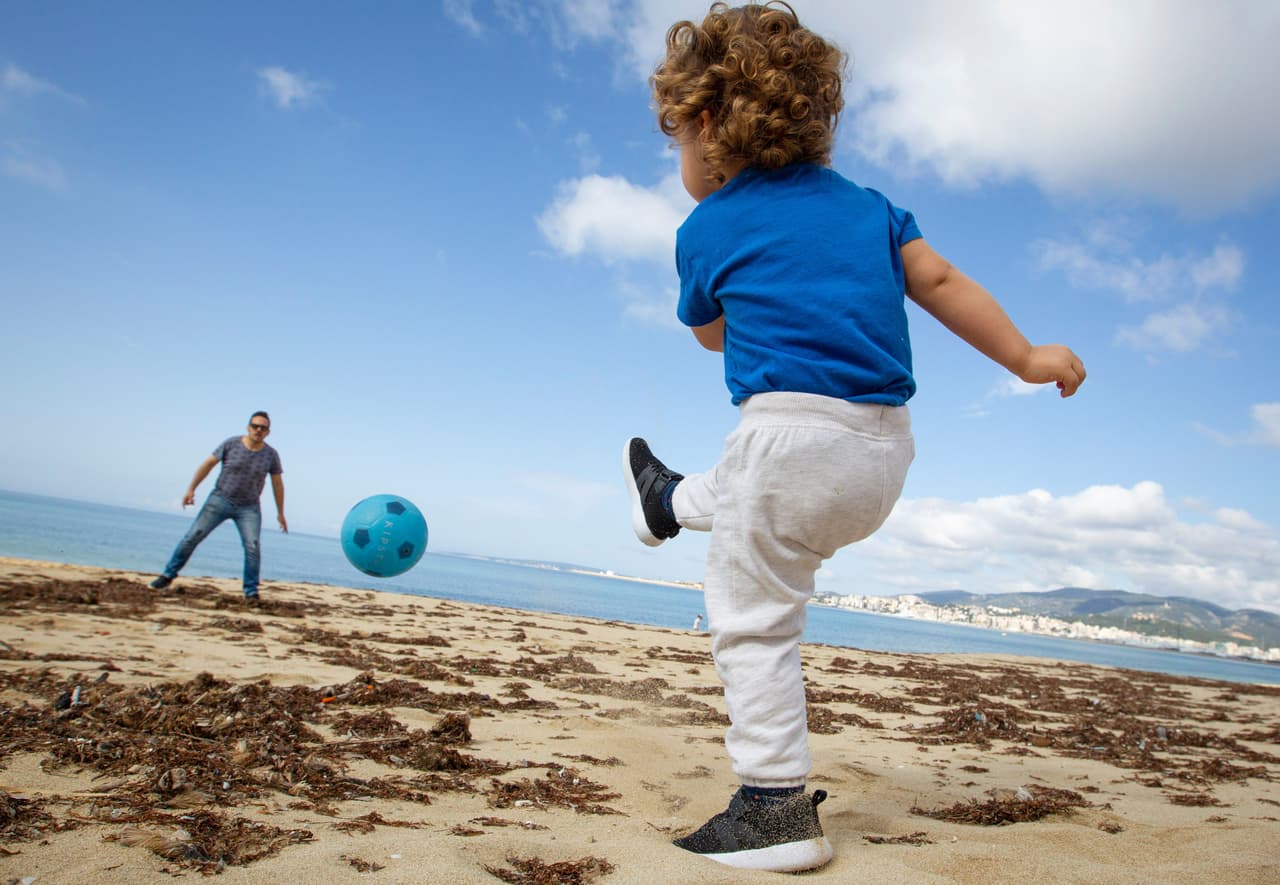 Supervisa a los niños en todo momento, especialmente en el patio tresero y en los alrededores de las pisicinas, playas o lagos. Los niños pequeños pueden ahogarse en tan sólo una pulgada de agua. Asegúrate de vigilarlos cuando estén en la bañera.