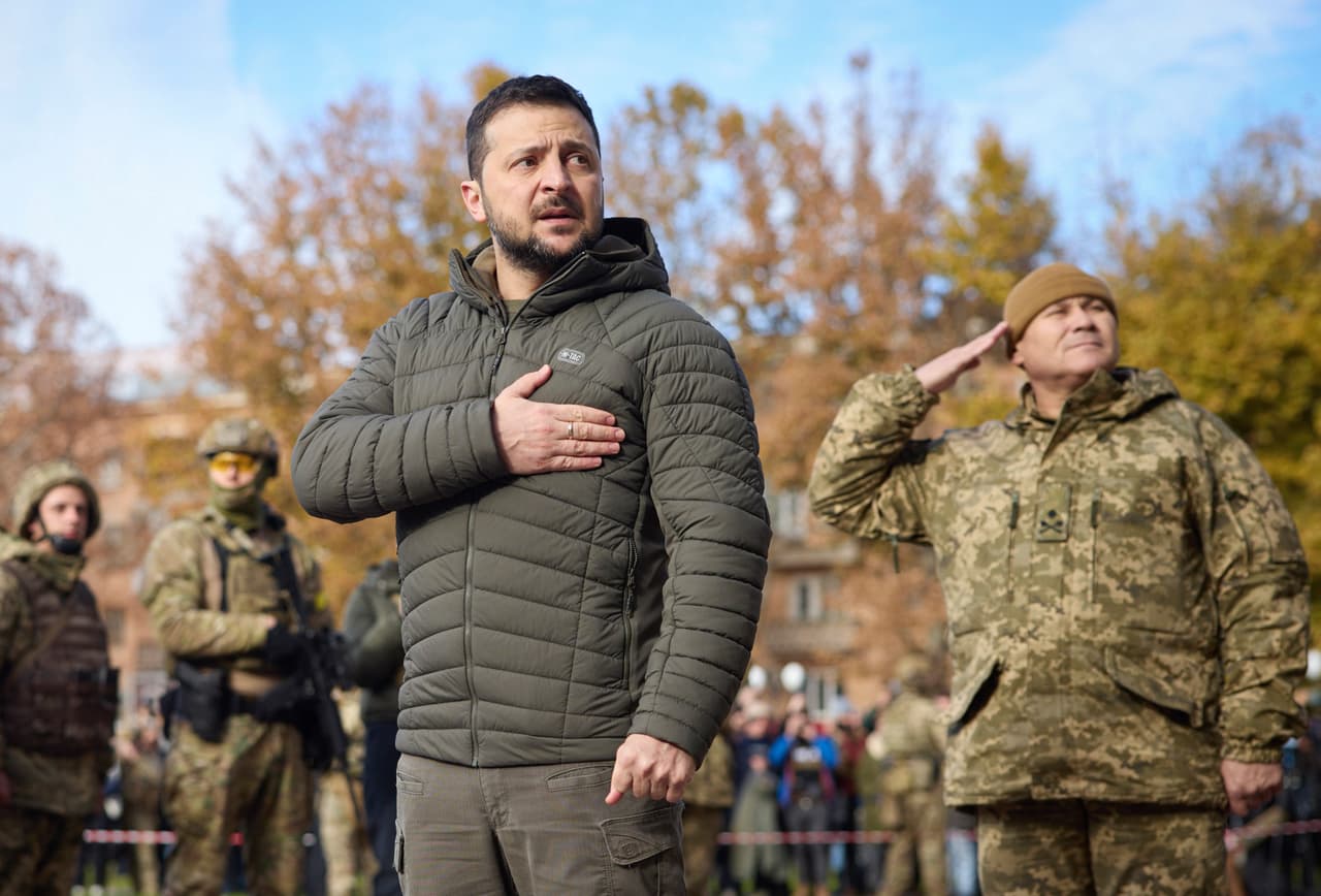 Ucrania y Occidente denunciaron un acto ilegal de agresión contra un país con un gobierno elegido democráticamente y un presidente, Volodymyr Zelensky, que es judío con familiares asesinados en el Holocausto para responder a la "desnasificación" que adujo Putin como justificación de la invasión.