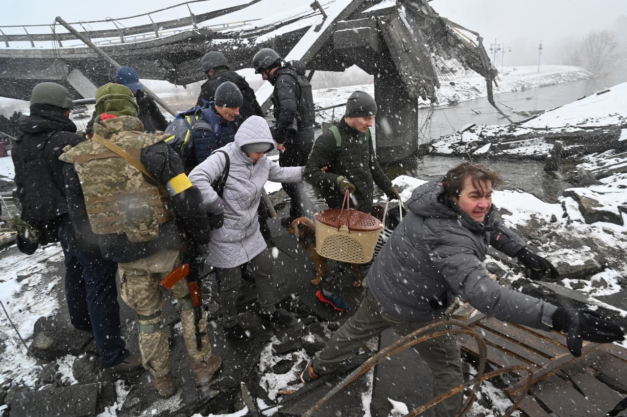 Rusia puso a disposición 
<a href="http://uni.vi/zik2103t2TK" target="_blank">corredores humanitarios supuestamente seguros para evacuar a civiles</a> de ciudades bombardeadas. Esta estrategia se aplicó en Siria y a menudo se saldó con heridos y muertos, debido a que los atacaron mientras las personas trataban de escapar.