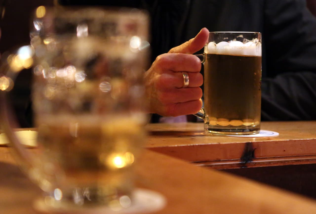 Tampoco aceptes tragos de desconocidos, no compartas bebidas y evita consumir bebidas de jarras.