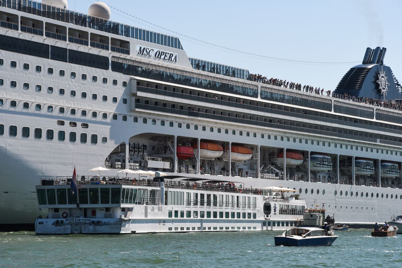 Durante el accidente fueron reportadas cuatro personas con heridas leves. El hecho sucedió en la terminal de San Basilio-Zattere, en el Canal Giudecca de Venecia.