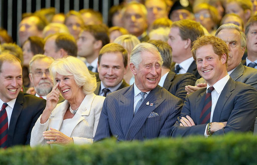 El príncipe Guillermo, Camila, duquesa de Cornualles, el príncipe Carlos, príncipe de Gales y el príncipe Harry ríen durante la ceremonia de apertura de los Juegos Invictus el 10 de septiembre de 2014 en Londres, Inglaterra.