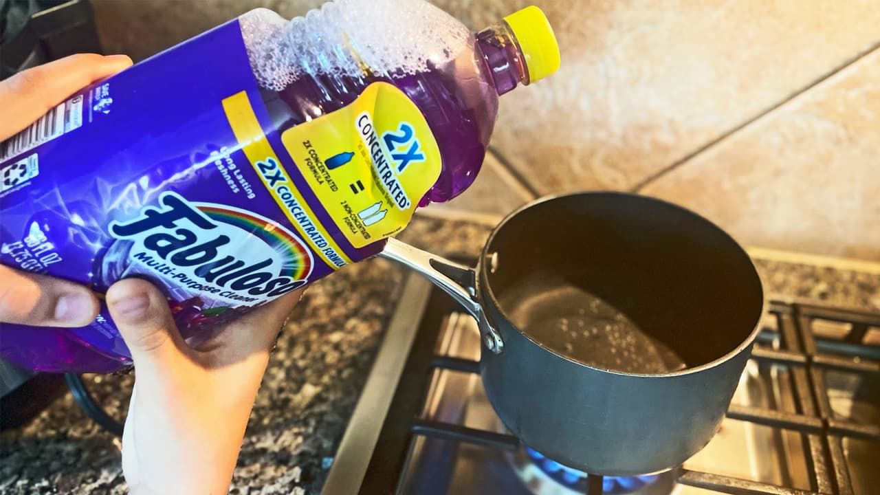 Uno de 
<a href="https://www.univision.com/local/nueva-york-wxtv/limpiador-fabuloso-hogar-tareas-evitar-uso" target="_blank">los usos más riesgosos que se difunden en redes sociales como TikTok</a>, consiste en hervir el Fabuloso para esparcir su aroma en casa. Jodhaira Rodríguez, evaluadora de productos de Consumer Reports, 
<b>advierte que "puede causar problemas de respiración"</b>.