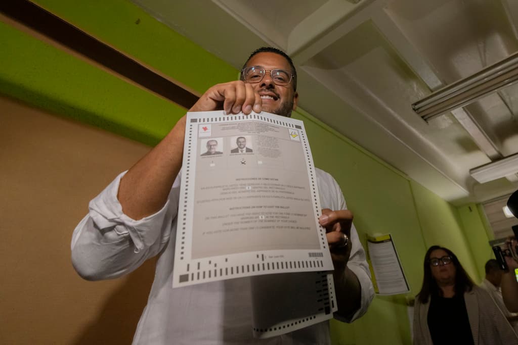 En el partido contrario, el Partido Popular Democrático, el vencedor del proceso de primarias fue 
<b>Jesús Manuel Ortiz</b>. Será él quien se enfrente a Jenniffer González y los aspirantes de otros partidos a la gobernación.