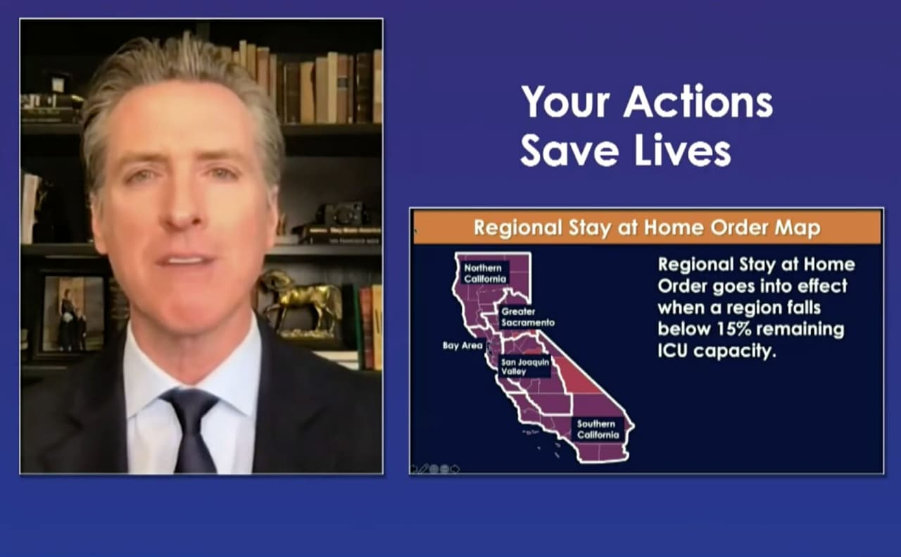 El gobernador 
<a href="https://www.univision.com/temas/gavin-newsom">Gavin Newsom</a> anunció 
<a href="https://www.univision.com/local/san-francisco-kdtv/toque-de-queda-california-restaurantes-barberias-salones-de-belleza">un anticipado toque de queda para California</a> que en esta ocasión tendrá carácter regional, e impactará durante tres semanas a los condados que se encuentren 
<a href="https://www.univision.com/local/san-francisco-kdtv/coronavirus-hospitales-del-condado-santa-clara-pueden-colapsar-en-semanas">al límite de su capacidad hospitalaria</a>.