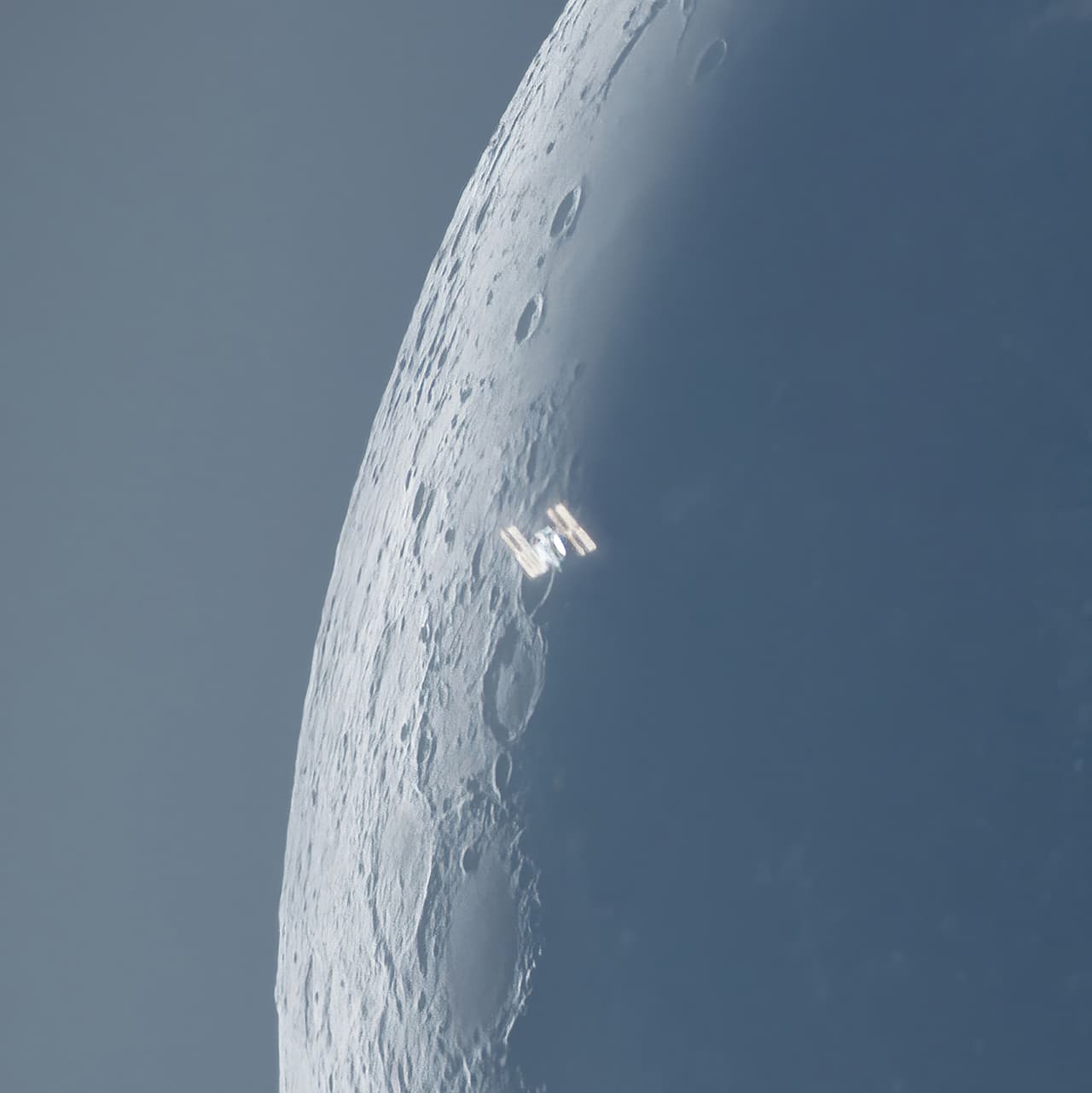 <b>‘Un tránsito diurno’</b>
<br>
<br>Esta fotografía de la 
<a href="https://www.univision.com/temas/estacion-espacial-internacional"><u>Estación Espacial Internacional</u></a> con la luna creciente de fondo es el resultado de la combinación de varias imágenes tomadas con dos cámaras diferentes, desde Elk Grove, California.
<br>
<br>Los ganadores de las nueve categorías de la competencia y los dos premios especiales se anunciarán el jueves 16 de septiembre.
<br>