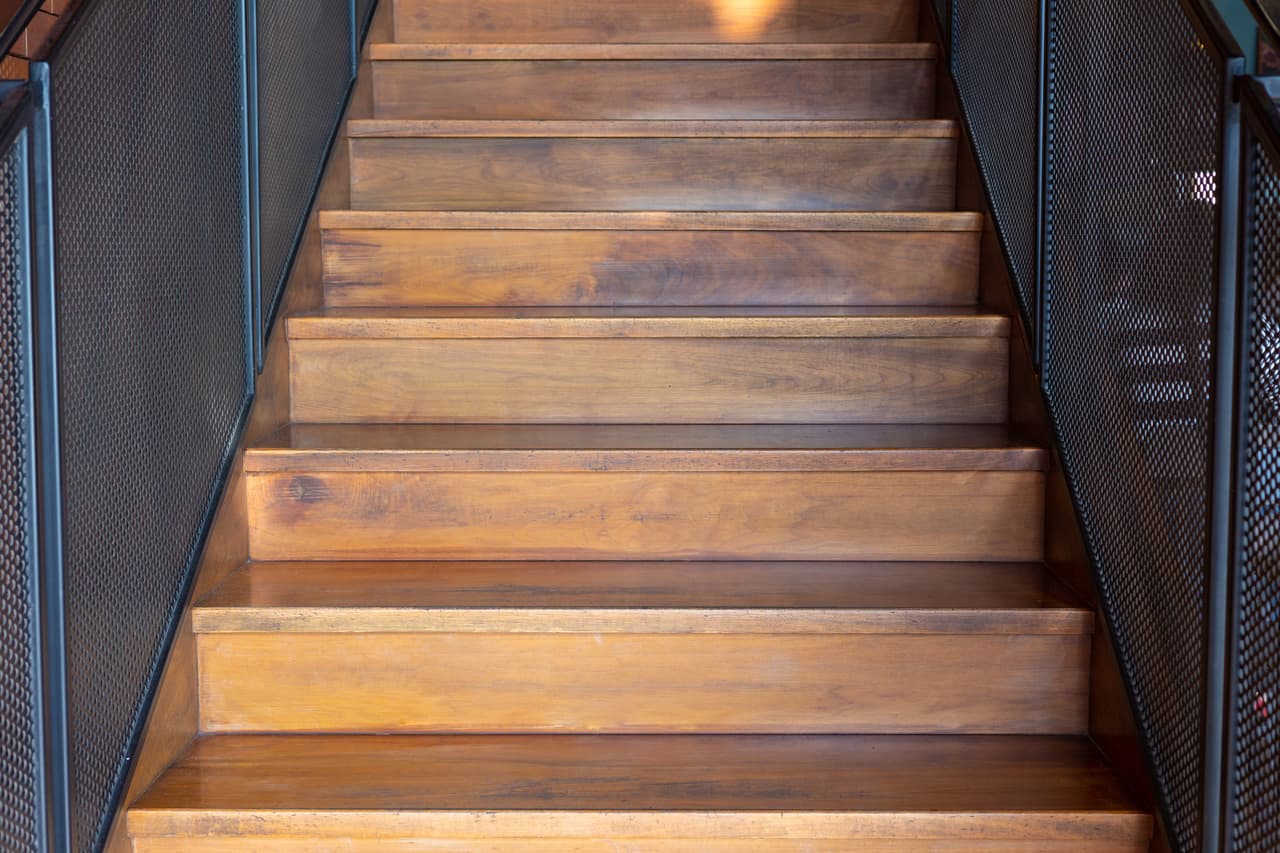 <h3 class="cms-H3-H3">2. Debajo de los escalones </h3>
<br>
<br>Algunos tipos de escaleras pueden ser modificadas para que tengan un espacio de almacén debajo de los escalones. Puede instalarse como un falso fondo. No hay un método único si usted decide optar por este método, pero es una buena opción para mantener su dinero y objetos de valor en un sitio de difícil acceso.
<br>