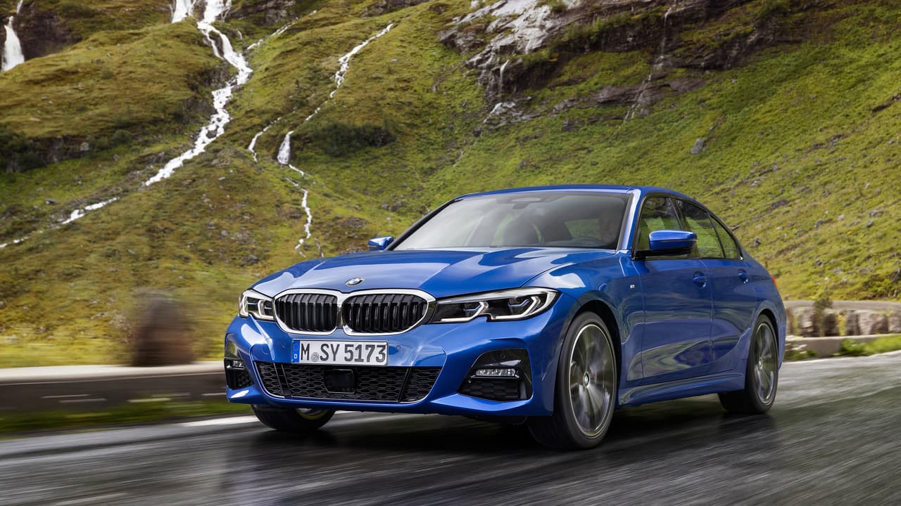 La carrocería del nuevo BMW Serie-3 es 
<b>25% más rígida estructuralmente </b>que la del modelo que reemplaza, con las consecuentes mejoras en maniobrabilidad, y mantiene su distribución de peso perfecta entre su parte trasera y su parte delantera de 50% y 50%.
