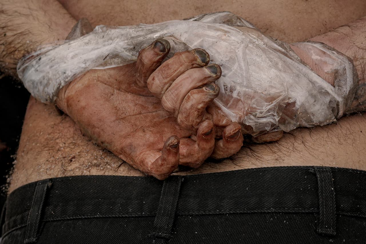 En la foto: El cuerpo de un hombre vestido con ropas civiles con las manos atadas a la espalda yace en el pavimento en Bucha, el domingo 3 de abril.
<br>
<br>Mariupol quedó destruida en un 90% y Ucrania asegura que al menos 20,000 personas han muerto allí. 
<a>La Unión Europea denuncia "un gran crimen de guerra".</a>
<br>
<br>
<br>
