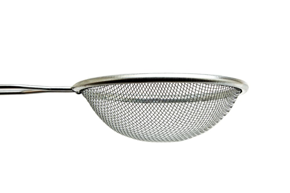 Después de licuar los pétalos de rosa con la miel, eso lo vas a colar.