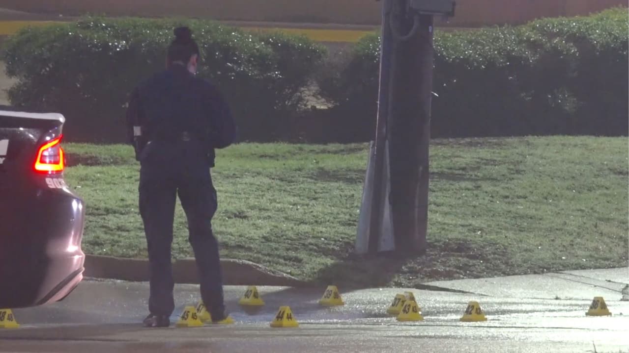 En respuesta al ataque, 
<b>los agentes dispararon, lo que llevó a los sospechosos a huir del lugar</b>. Se desencadenó una persecución, durante la cual se produjo
<b> un segundo intercambio de disparos</b>. Como resultado, 
<b>uno de los sospechosos recibió un disparo y fue atendido en el lugar por los servicios de emergencia</b>. Posteriormente, fue trasladado al hospital en condición estable. 
<b>Ninguno de los agentes resultó herido.</b>