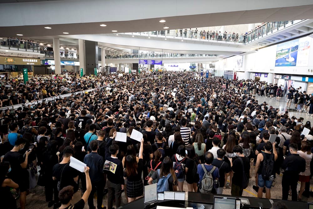 Por su parte, los medios oficiales chinos aseguran que los manifestantes habían llenado la terminal del aeropuerto por cuarto día consecutivo, provocando la cancelación de todos los vuelos. 
<br>