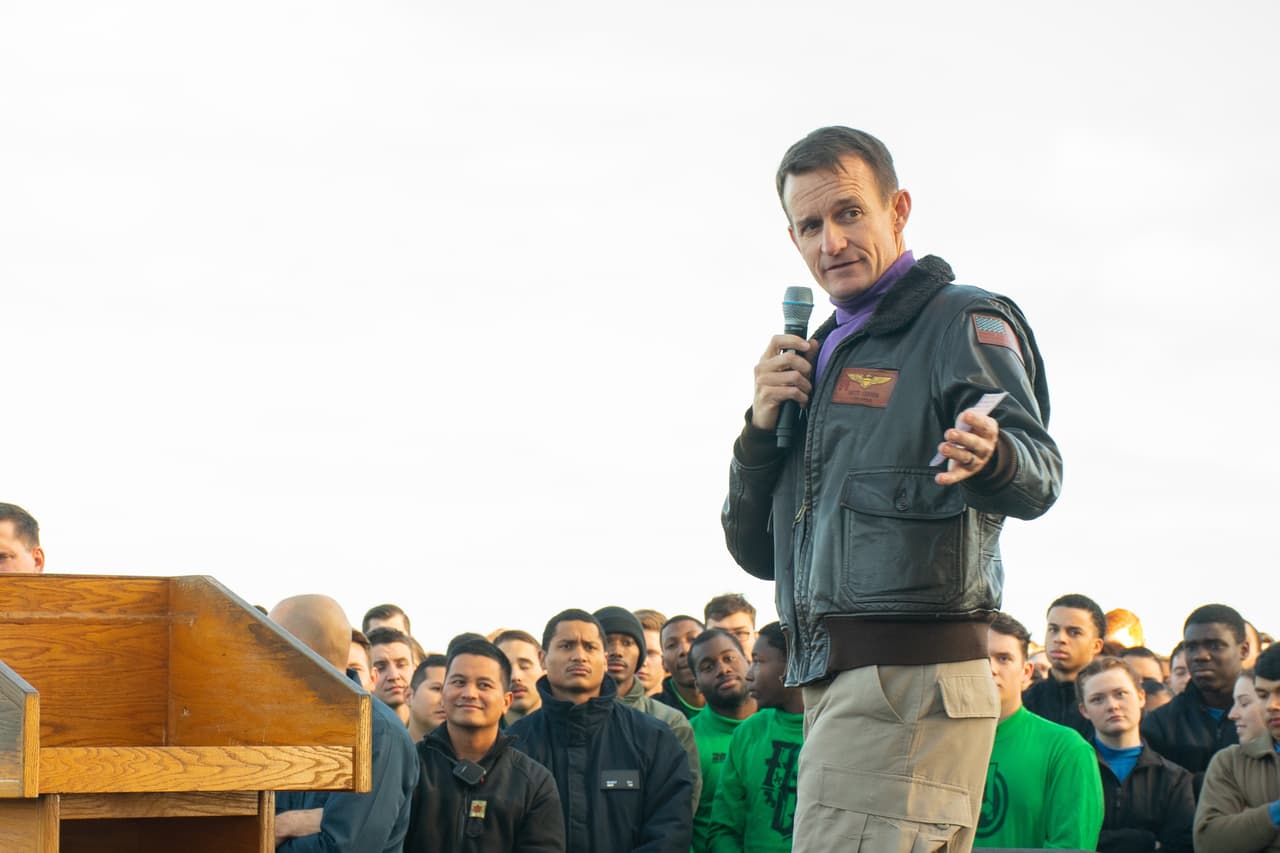 <b>Puesto 24: Brett Crozier, excomandante del USS Roosevelt. </b>A medida que el coronavirus se propagaba en su portaaviones, Crozier instó a sus superiores a que lo ayudaran a evacuar a la tripulación afectada. La filtración de esta comunicación provocó su despido pero llamó la atención de la nación sobre la amenaza que representaba el covid-19 para la tropas. 
<a href="https://www.univision.com/noticias/estados-unidos/los-marineros-no-deben-morir-el-desesperado-memo-del-capitan-de-un-portaaviones-donde-hay-un-brote-de-covid-19"><u>Vea aquí "los marineros no deben morir”: el desesperado memo del capitán de un portaaviones donde hay un brote de covid-19</u></a>
<br>
