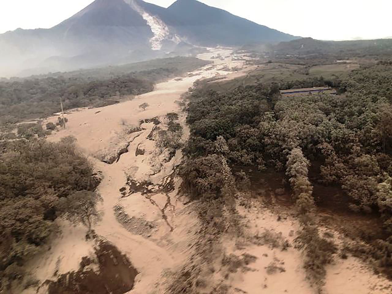 La explosión del domingo, que dejó además cerca de 300 heridos, arrojó ríos de lava y lodo a zonas aledañas y una lluvia de cenizas llegó a la capital del país centroamericano.