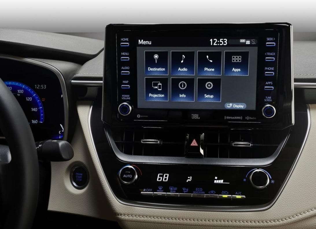 <b>Prioriza las superficies con las que más contacto tienes. </b>Más allá del volante, existen otros elementos con los que el conductor tiene contacto constante, tales como la palanca de cambios, sobre todo si el carro es manual, la pantalla táctil y los botones del sistema de información y entretenimiento, las manijas de las puertas, el espejo retrovisor y hasta incluso la tapa del tanque de gasolina.
