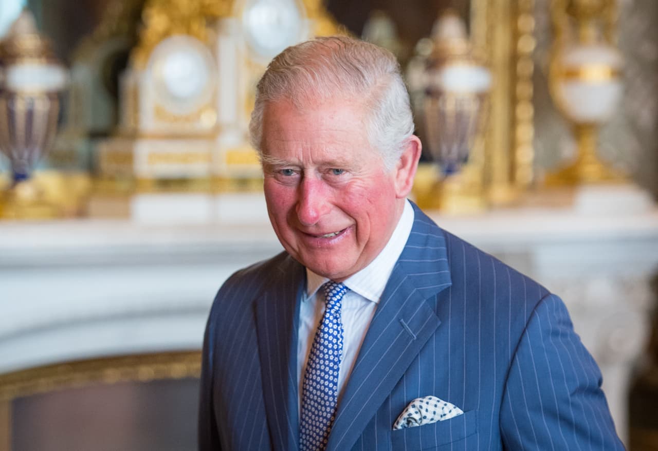 La mañana del miércoles 25 de marzo se dio a conocer que el 
<b>príncipe Carlos</b>, heredero al trono de la corona británica, dio positivo. El hijo mayor de la reina Isabel mostró síntomas leves y se recuperó.
