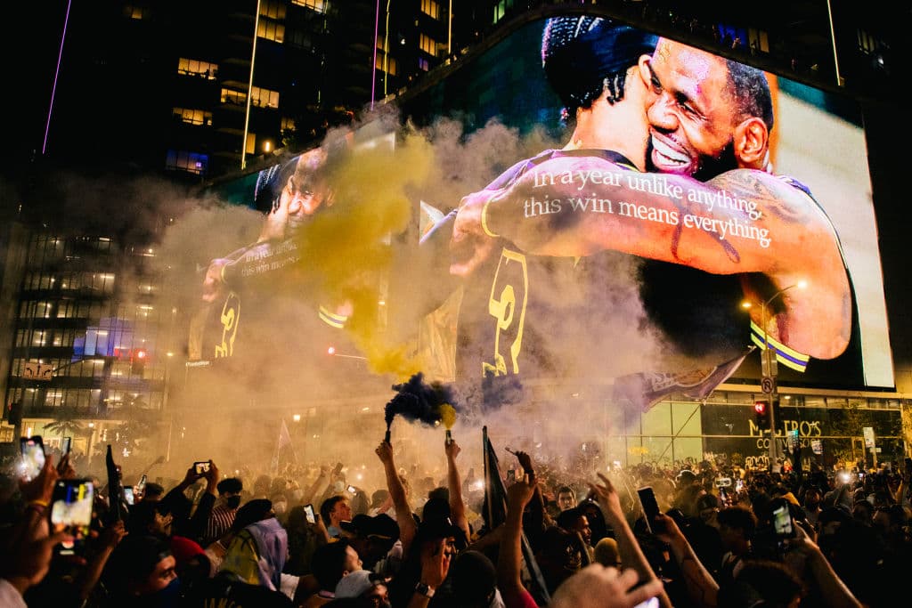 Sin importar las medidas sanitarias, fanáticos se reunieron para rendir tributo a su equipo tras 10 años de no ser campeón. Finalmente LeBron y compañía, consiguen un título más y se lo dedican a Kobe Bryant.