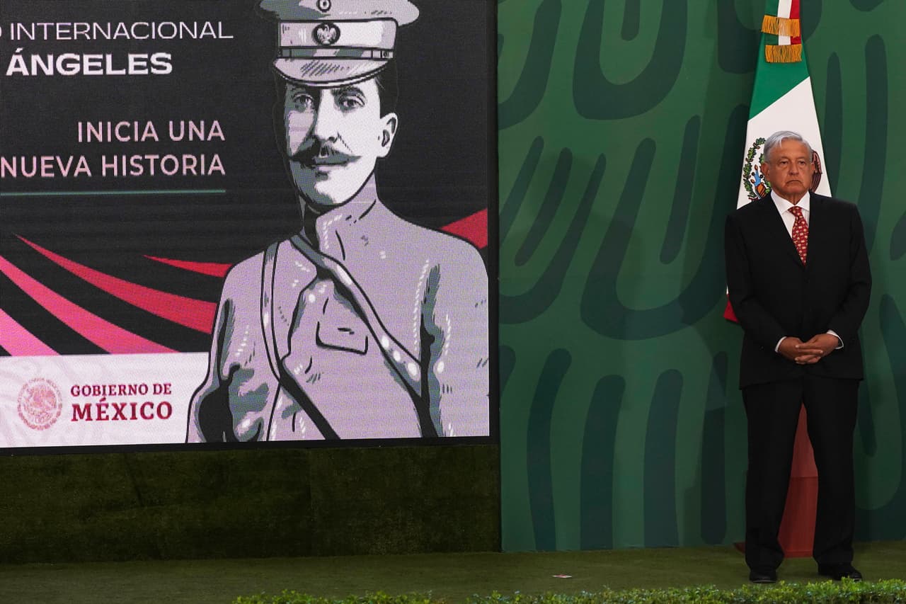 El presidente mexicano dio su conferencia de prensa diaria en el nuevo aeropuerto. Entre los actos de inauguración, el gobierno mexicano difundió un documental sobre la construcción de la terminal, donde aparece un general del ejército hablando con una enorme estatua del general Felipe Ángeles (en la fotografía) quien luchó junto a Pancho Villa en la revolución mexicana de 1910-1917.