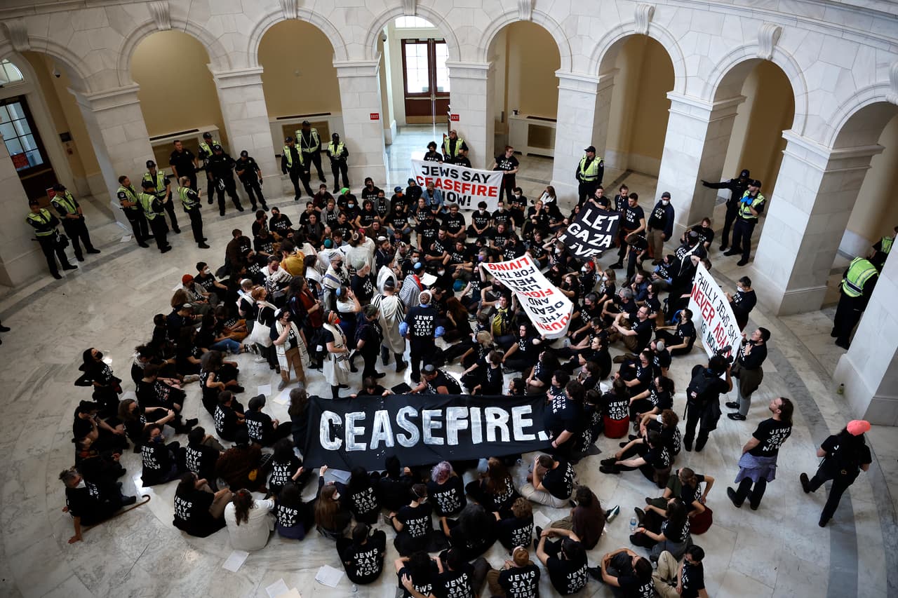 Una manifestación el miércoles contra la guerra entre Israel y Hamas dejó 
<a href="https://www.univision.com/local/washington-dc-wfdc/cientos-arrestos-camara-representantes-manifestacion-washington-dc-fotos" target="_blank">cientos de detenciones en Washington DC</a>, luego de que asistentes ingresaran al edificio de oficinas Cannon House.