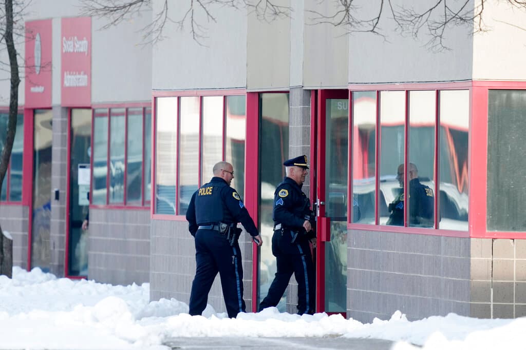 Oficiales de policía ingresan al edificio Starts Right Here, el lunes 23 de enero de 2023, en Des Moines, Iowa.