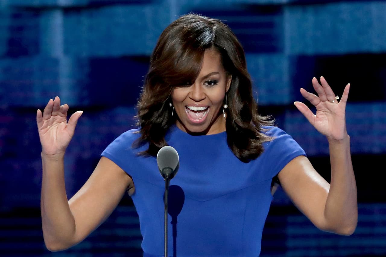 En 2016, Michelle Obama demostró una vez más que un sentido discurso no puede más que ir con un vestido que le haga justicia y lo celebre. Sin dejar a su suerte ningún elemento, la primera dama eligió un diseño del joven diseñador americano Christian Siriano (quien ganó la cuarta temporada de Project Runway en 2008), en un acertado azul demócrata para recordarle al electorado: "Cuando tienes los códigos nucleares en tus manos, y los militares a tu comando, no puedes hacer decisiones ligeras. No puedes tener una piel débil”.