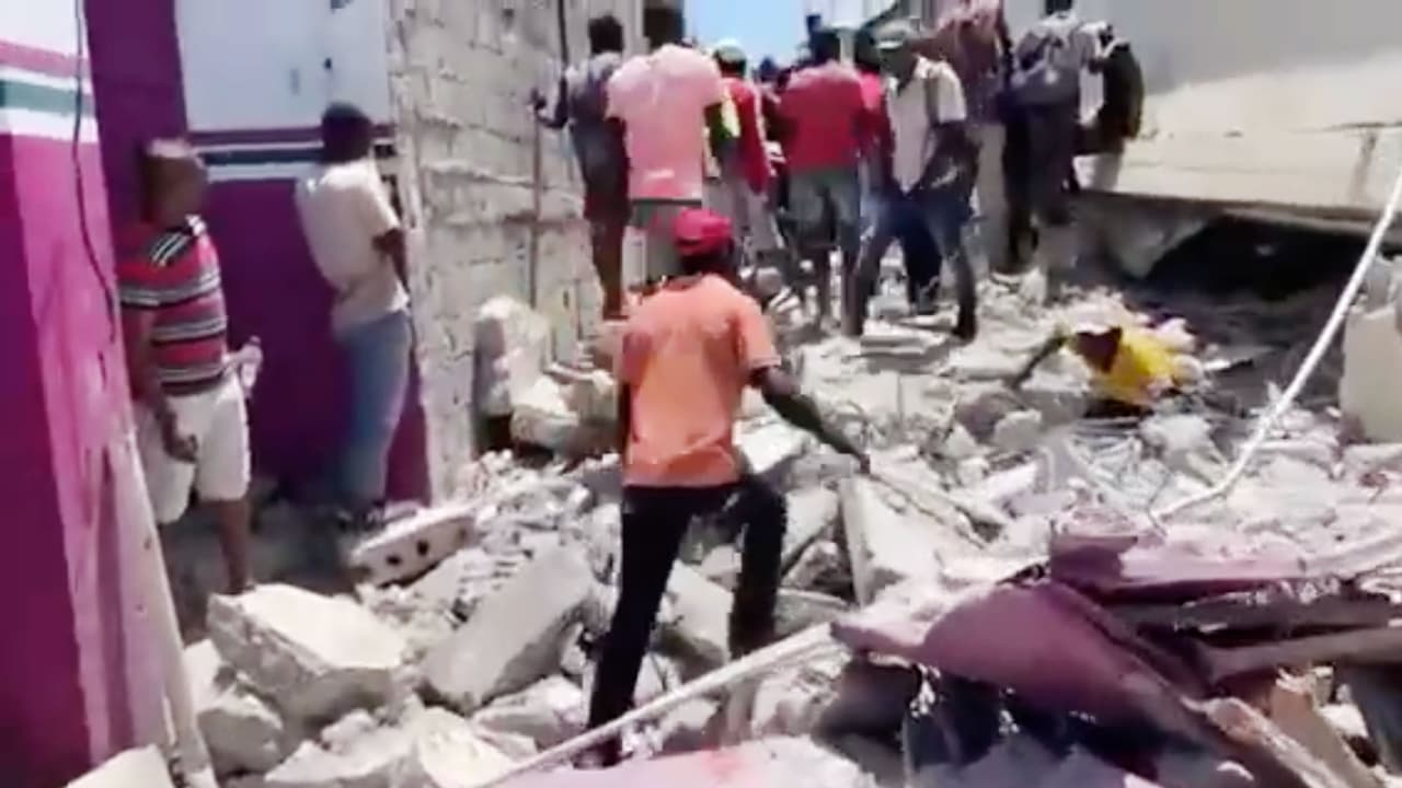 En video | Así fueron las primeras operaciones de residentes y rescatistas en busca de sobrevivientes.