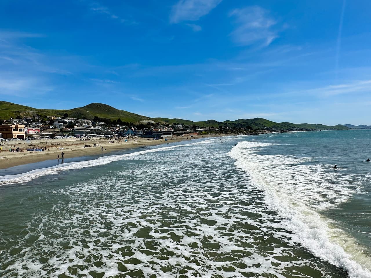<b>Cayuco</b> tiene playas aptas para perros y los lugares para surfear de clase mundial. Además de numerosos senderos para andar en bicicleta, caminar y montar a caballo atravesando las colinas cercanas. 
<br>