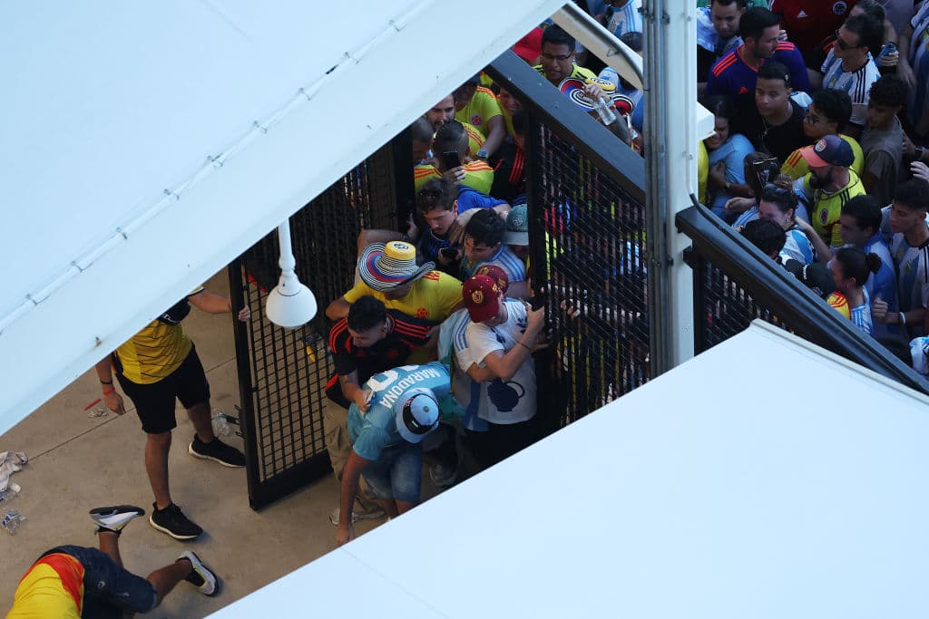<b>Lección 3</b>: La seguridad en el estadio tiene espacio para mejorar, pues hubo aficionados que no pasaron por los controles requeridos. La policía de Miami-Dade dijo que había 
<b>800 agentes</b> reforzando la seguridad del Hard Rock y del evento de CONMEBOL y CONCACAF. No fue suficiente.