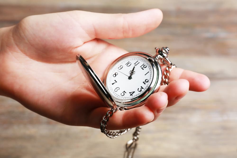 El tener que ajustar los relojes y tener que adelantarle una hora al día, puede llegar a afectar al organismo de muchas maneras.