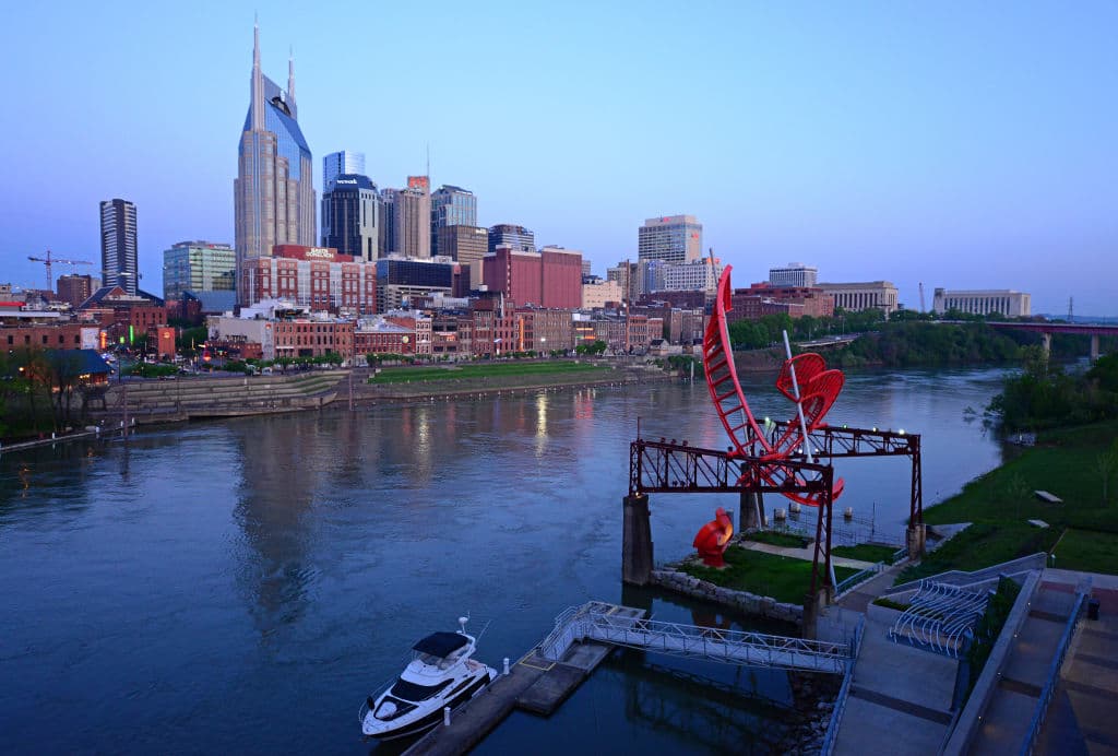 La segunda de la lista es 
<b>Nashville, en Tennessee. </b>Para elaborar esta clasificación, el WSJ evaluó 
<b>300 ciudades a partir de cinco factores</b>: la tasa de desempleo, la tasa de participación en la fuerza laboral, el crecimiento del empleo, el crecimiento de la participación en la fuerza laboral y el crecimiento de los salarios en 2021.